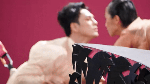 Lê Thu Trang gây sửng sốt với màn khóa môi 'học trò' trên show truyền hình