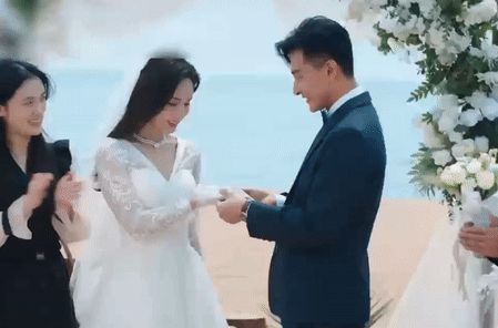 Hot nhất MXH: 'Tiểu Long Nữ' Lý Nhược Đồng kết hôn với tài tử kém 16 tuổi?