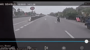 Xót xa clip người mẹ sang đường đón xe cho con gái út đi học Đại học, bị ô tô tông tử vong ở Quảng Trị
