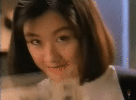 Mỹ nữ đang được hàng triệu fan truy lùng chỉ nhờ 17 giây xuất hiện bên “Thiên vương”