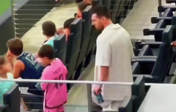 Messi gặp con trai của Suarez, những gì diễn ra sau đó hút 42 triệu lượt xem
