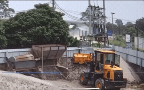 Hà Nội: Bàng hoàng cảnh tượng xe buýt chở 12 hành khách lật úp, bay thẳng xuống sông sau va chạm