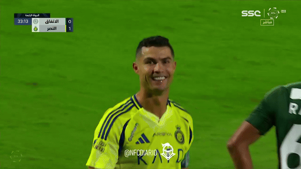 Ronaldo có hành động bất ngờ khiến cậu quý tử bật cười trên khán đài, fan trầm trồ khi biết lý do đằng sau