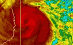 Cập nhật tin bão số 13 mới nhất: Giật cấp 17 áp sát đất liền, đêm nay đỉnh điểm mưa rất to và gió cực mạnh