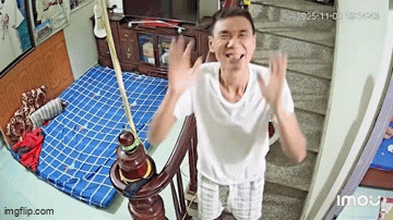 Ông bố vội vàng bật dậy, nhảy cẫng như đứa trẻ khi nghe tiếng con gái gọi qua camera