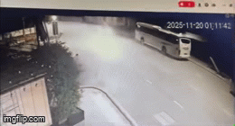 Mercedes Maybach 'phi như bay' húc vào xe khách đỗ ven đường ở Quảng Ninh, tài xế bất tỉnh: Hiện trường gây ám ảnh