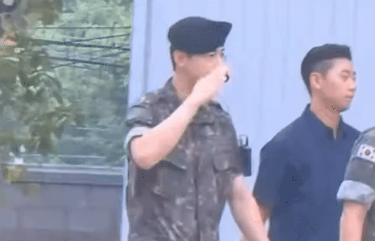 Quân nhân duy nhất đại diện cho Bộ Quốc phòng thông minh xuất chúng, nhan sắc được ví như bảo vật quốc gia