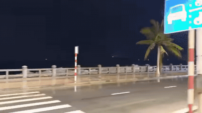 Ảnh, clip: Chuyện gì đã xảy ra với sóng biển Nha Trang trước bão số 15 Koto?