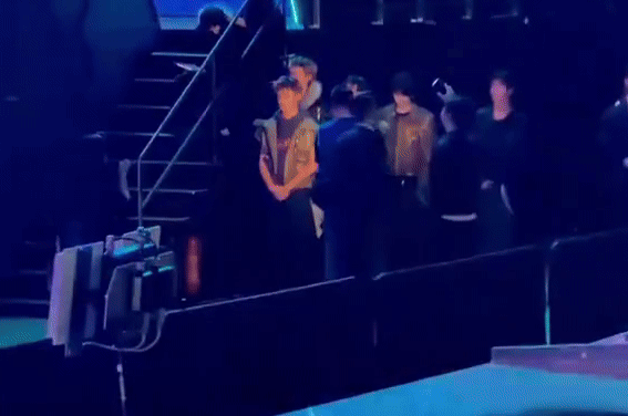 Hết cấm cười, nghệ sĩ giờ bị cấm ngồi ở MAMA 2025