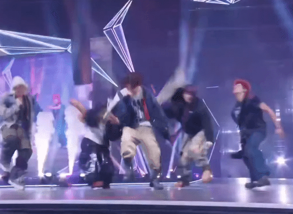 Màn bùng nổ của nhóm tân binh hot nhất Hàn Quốc: Diễn như “lên đồng”, fan hét rung khán đài