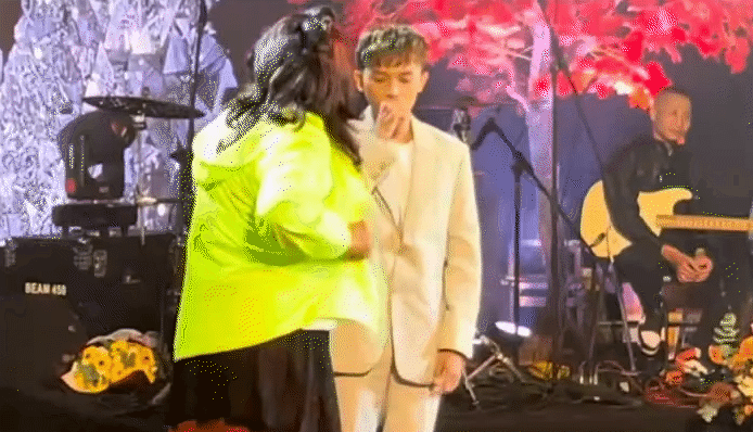 Ca sĩ được tặng vàng nhiều nhất Việt Nam nhận tiền mặt cả trăm triệu đồng trên sân khấu