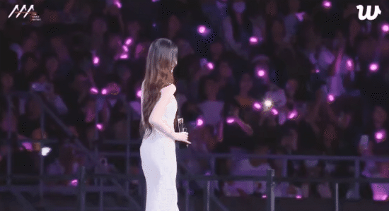 Mỹ nhân đẹp phát sáng, trời ưu ái nhan sắc làm gì cũng được tha thứ