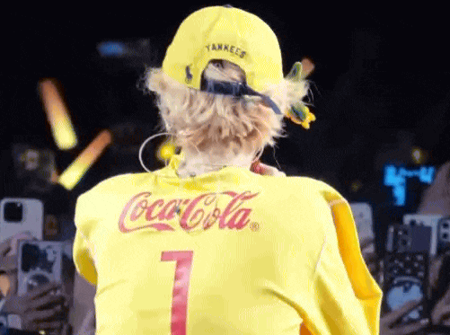 Đẳng cấp 'đỉnh lưu': Sao hạng A hết thời vẫn đủ sức tẩu tán cả triệu album, 90 phút bỏ túi 112 tỷ đồng