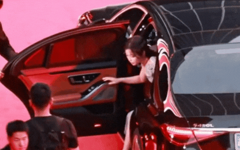 Mỹ nhân bị ghét nhất 2025 bỗng dưng lội ngược dòng ngoạn mục, càng 'làm lố' càng hot