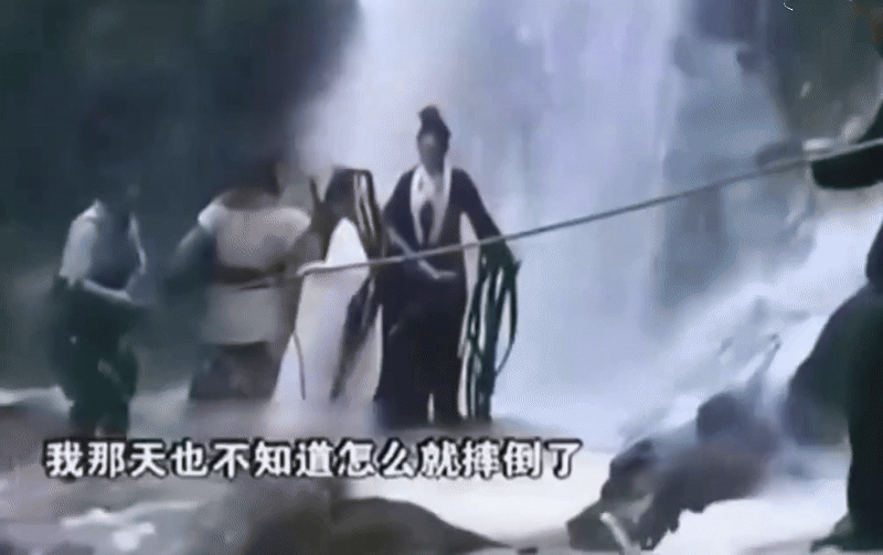 Rùng mình cảnh Lưu Diệc Phi bị thác nước cuốn trôi, 1 tài tử hạng A liều mình nhảy xuống cứu mạng