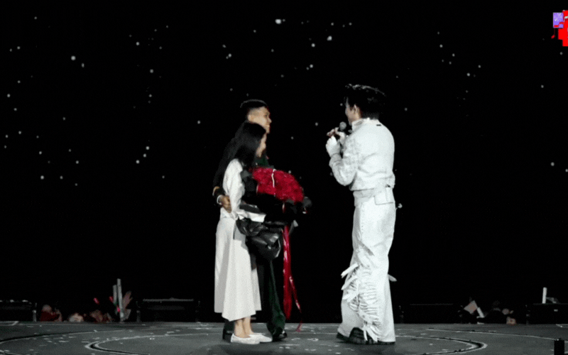 Hot nhất đêm 31/12: Cặp đôi chơi lớn cầu hôn trước cả ngàn người, được 'ông hoàng Valentine' chi cả trăm triệu tặng nhẫn cầu hôn