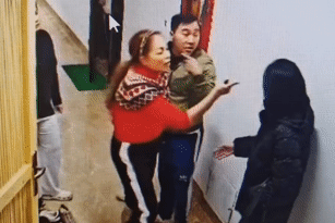 Hà Nội: Người phụ nữ bị túm tóc, hành hung ngay tại hành lang chung cư trên đường Trần Hữu Dực gây phẫn nộ