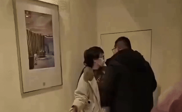 Clip sốc: Nàng thơ 2003 bị người đàn ông lạ mặt quấy rối, dồn vào góc tường trong rạp chiếu phim