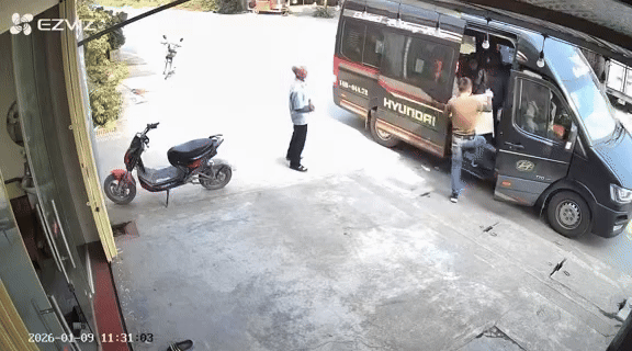 Clip phụ xe tiện tay bê luôn bảng hiệu của quán lên xe vì tưởng hành lý của khách: Đã rõ cái kết
