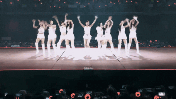 Sự hết thời của nhóm nữ quốc dân: Ngày càng ế vé, concert “trống hoác” lèo tèo người xem