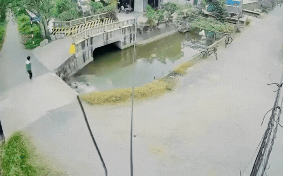 54 giây gây bão mạng: Thấy hai người lao xe máy xuống sông, bé trai có phản ứng chớp nhoáng khiến ai cũng vỗ tay