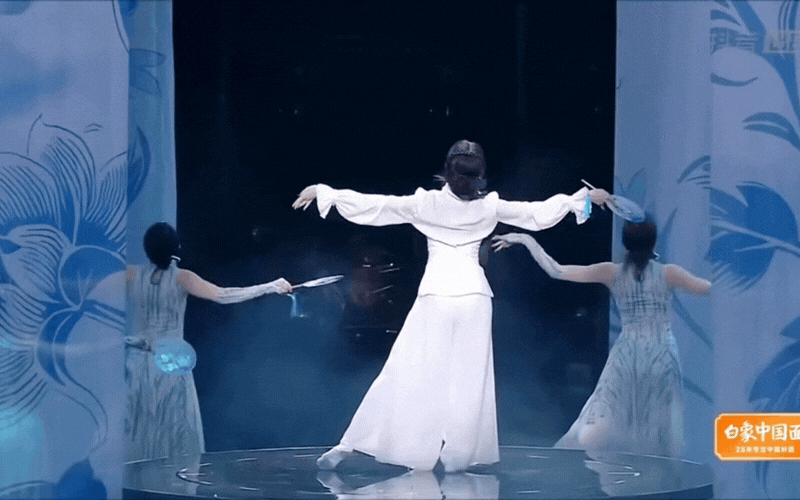 Mỹ nhân bị đuổi khỏi showbiz: Visual biến dạng, giọng hát vũ đạo có đủ mà lạ lắm