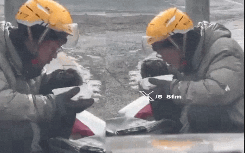 Shipper run cầm cập ngồi ăn giữa trời âm độ vẫn không dám rời điện thoại: Bữa cơm vội phơi bày “ranh giới sinh tồn” khốc liệtkhốc liệt