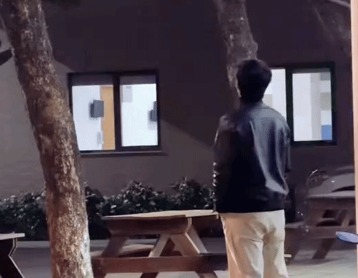 Cặp đôi Vbiz công khai âu yếm giữa phố gây náo loạn MXH, nhà gái nhan sắc mỹ lệ vô song