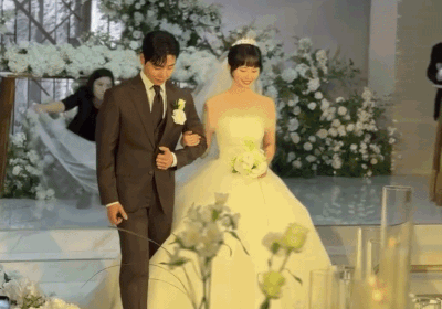 Hot nhất showbiz: Nữ ca sĩ đầu tiên công khai là người song tính đi lấy chồng 