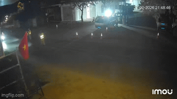 Thanh niên đi xe đạp điện tông thẳng vào CSGT: Bất ngờ khi phát hiện túi đồ bên người