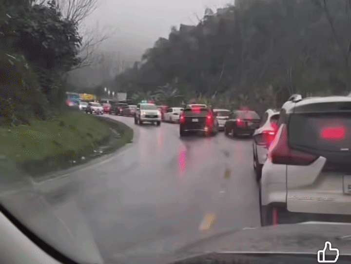 Clip: Tài xế xe con đi 'khôn lỏi' bị CSGT nhắc thẳng bằng loa