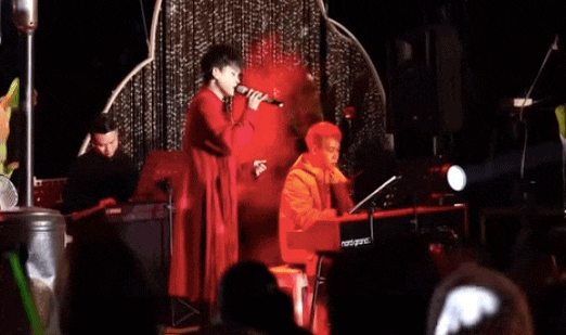 Nam ca sĩ được tặng vàng nhiều nhất Việt Nam: Nhận tiền mặt cả trăm triệu đồng trên sân khấu, 13 tuổi đã nổi tiếng