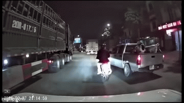 Ô tô chèn ép làm xe máy chở trẻ em ngã ra đường, sát gầm xe tải: Công an vào cuộc