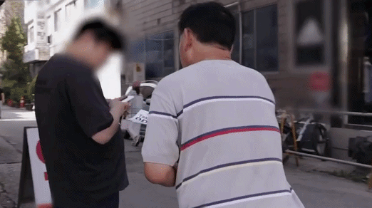 Nam thần thanh xuân một thời nay đi phát tờ rơi, sống lay lắt cùng vợ trong căn phòng thuê chật chội