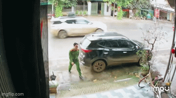 Clip 23 giây trước cửa nhà của chiến sĩ Công an và 2 con nhỏ gây chú ý đặc biệt