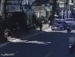 Người phụ nữ tử vong trên đường, camera ghi lại khoảnh khắc đi bộ bị cuốn vào gầm ô tô