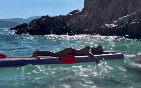 Phương Ly lênh đênh giữa biển phơi body bốc lửa, ekip “tá hoả”