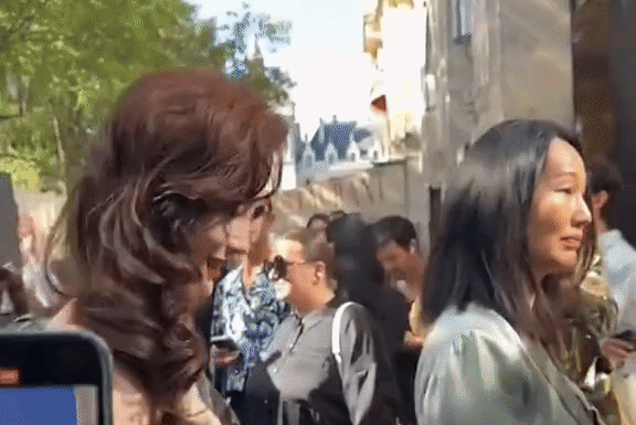 Showbiz có duy nhất 1 mỹ nhân diễn dở đến mức bị bạn diễn cạch mặt, quản lý mắng giữa đường cũng không dám cãi