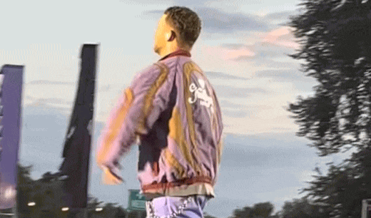 Đại gia 150 triệu bản, sở hữu 6.5 nghìn tỷ đồng: Làm 1 mỹ nhân lộ ngực trên sóng truyền hình, hết thời bị bắt giữ ê chề