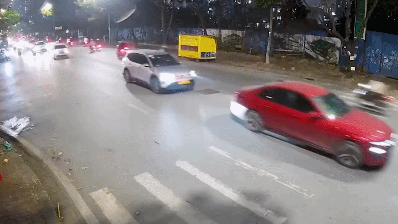 Giây phút chiếc xe ô tô lao như 'tên bắn' đâm liên hoàn, hất một người đi xe máy lên cao