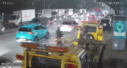 Kinh hoàng khoảnh khắc ô tô con gây tai nạn liên hoàn ở Hà Nội, nhiều người cấp cứu