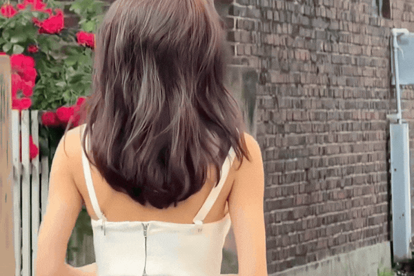 Trên đời không có ai U50 vẫn trẻ dã man thế này đâu: Nhìn mặt như mới 18, sắc đẹp vĩnh cửu là có thật