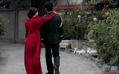 Clip HOT: Chồng Đại uý bế Hoà Minzy bằng 1 tay, cả thế giới cứ để anh lo!