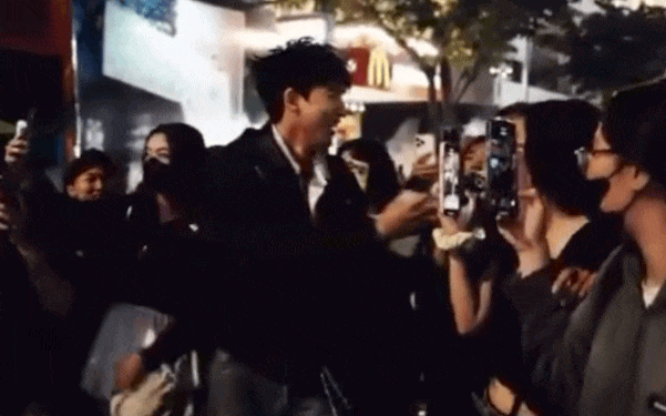 HIEUTHUHAI đánh úp cả đám đông ùa ra phố đi bộ, náo động cả khu đường bị bảo an “tuýt còi”