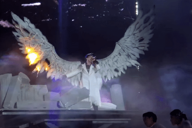 Nam ca sĩ Việt đeo cánh dài 3 mét, lửa bập bùng cháy phát sợ