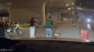 Người mặc áo xe ôm công nghệ đuổi phụ nữ, phá đồ đạc: Công an vào cuộc