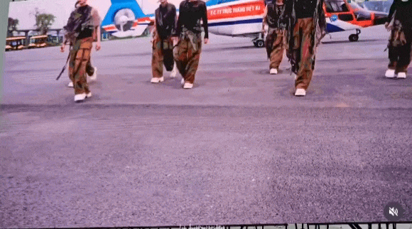 Concert Việt Nam đã đến đẳng cấp này: Nhóm tân binh đi diễn bằng trực thăng, phóng xe 'zìn zìn' trên sân khấu 