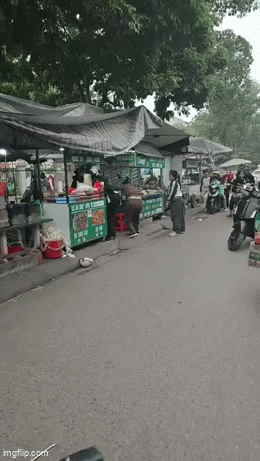 Dựng xe ven đường bị thu 20 nghìn, cô gái phản ứng thì bị bà bán nước hành hung