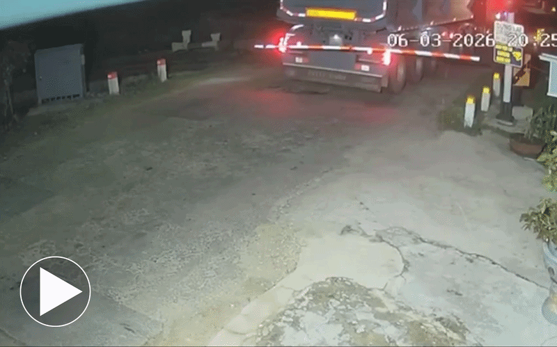 Khoảnh khắc tài xế cố gắng vượt rào, xe đầu kéo container bị tàu hỏa tông gãy đôi 