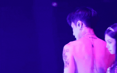 Ca sĩ thuộc biên chế nhà hát quốc gia bị cấm sóng: 1.4 triệu người tranh vé concert, cả thập kỷ mang danh kẻ phản bội